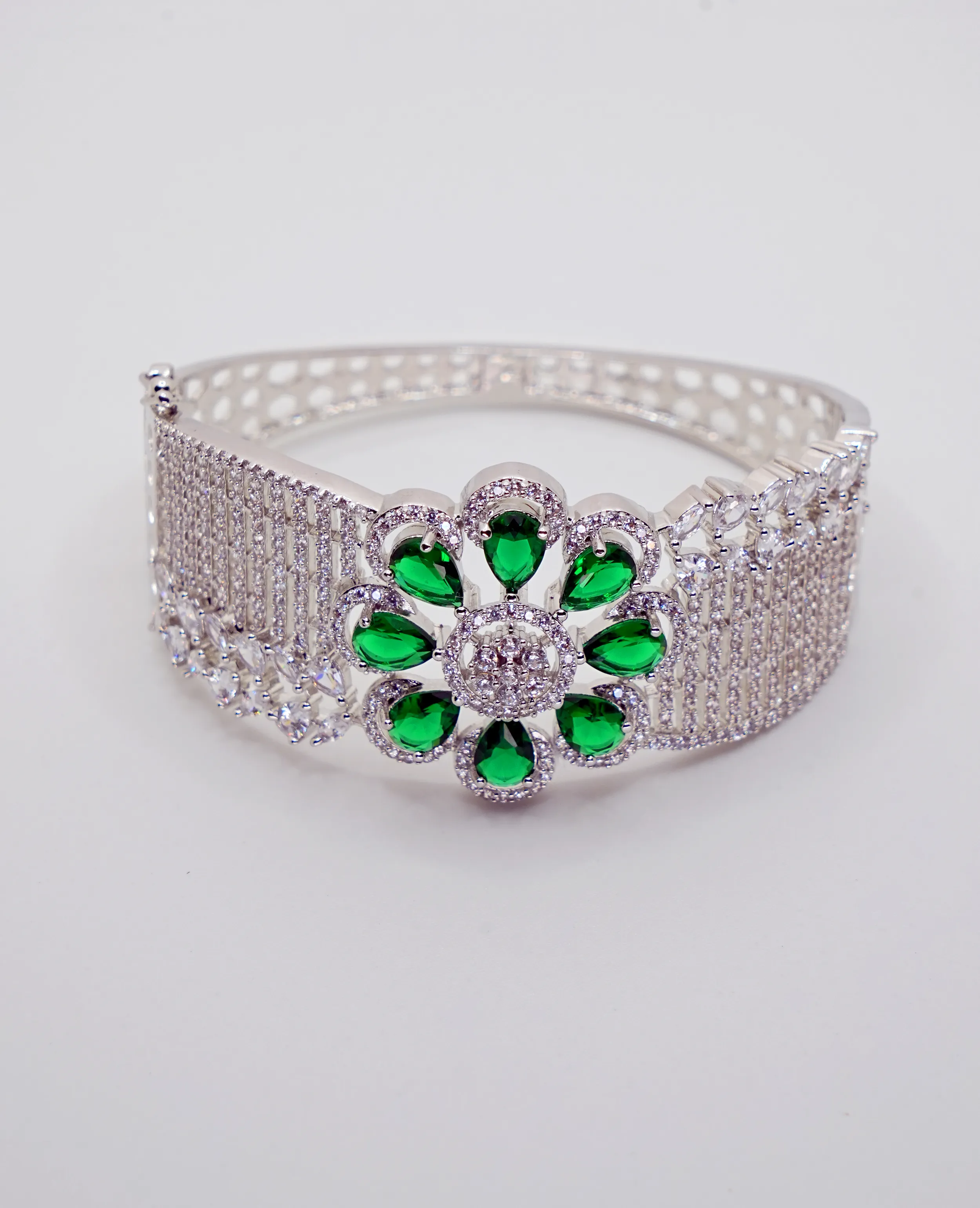 Elegant AD Bracelet with Flower-Shaped Emerald Detail - Luxurious Statement Piece