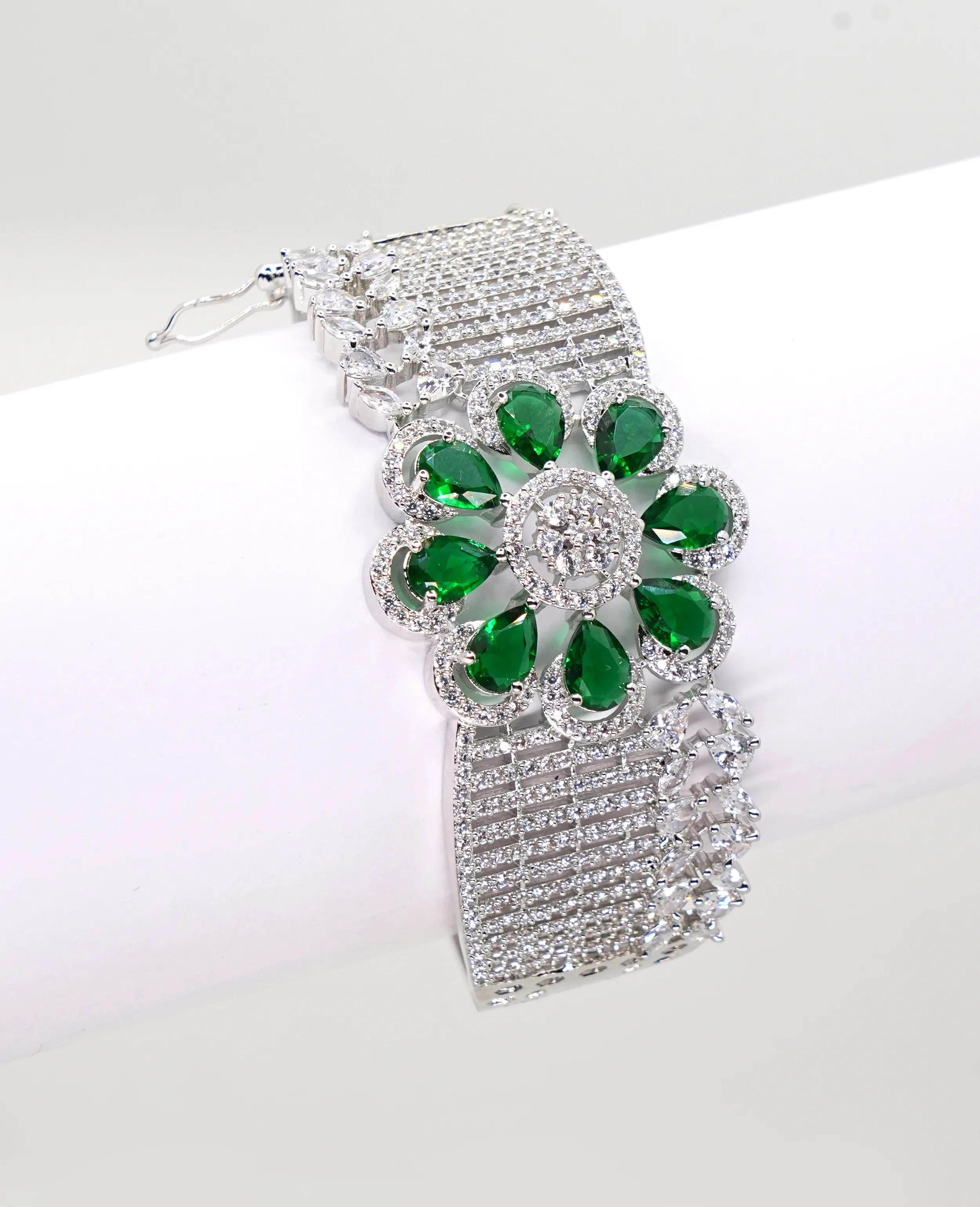 Elegant AD Bracelet with Flower-Shaped Emerald Detail - Luxurious Statement Piece