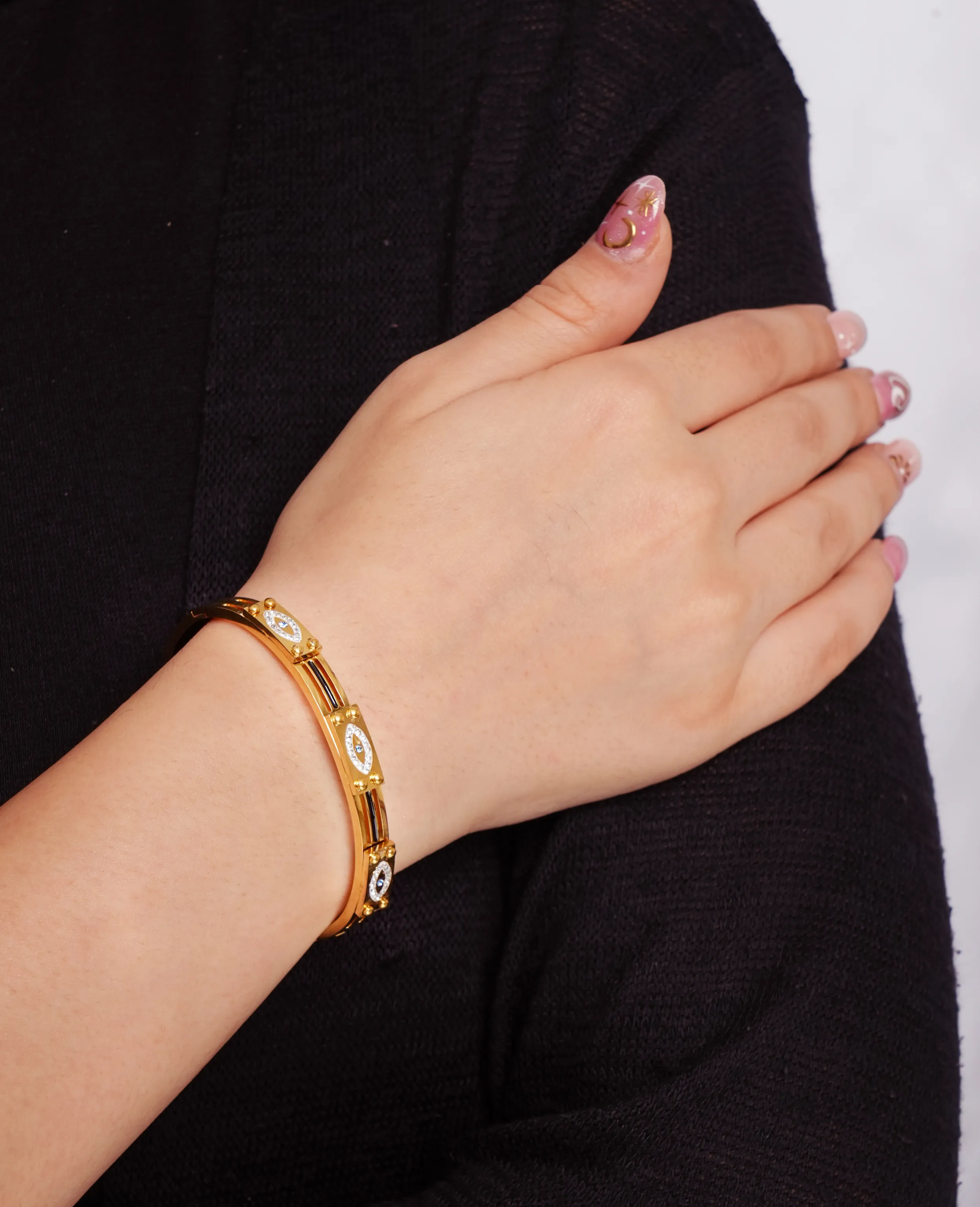 Golden Kada Bracelet: A Timeless Touch of Elegance