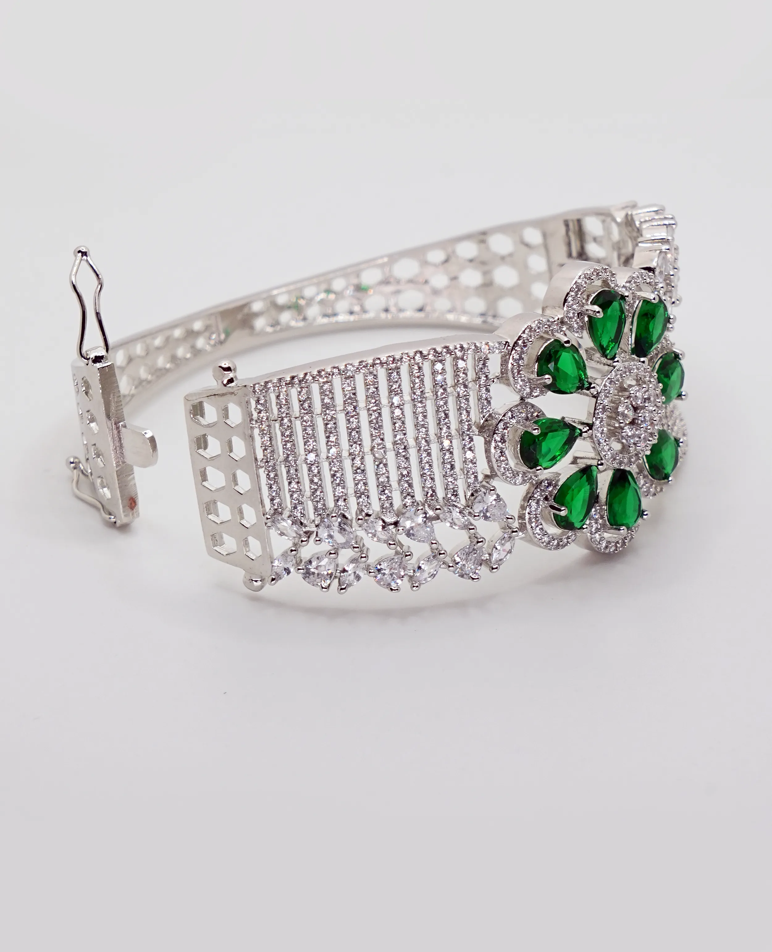 Elegant AD Bracelet with Flower-Shaped Emerald Detail - Luxurious Statement Piece